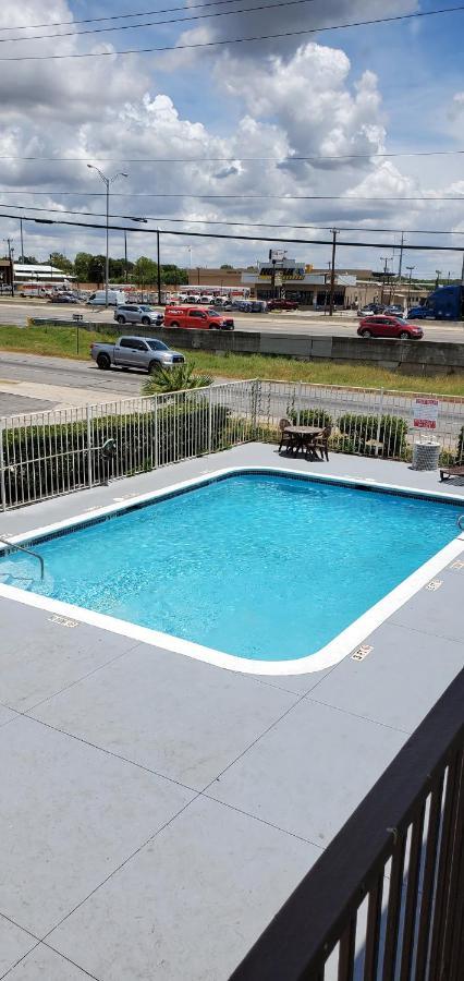 Econo Lodge San Antonio Northeast I-35 Exterior photo